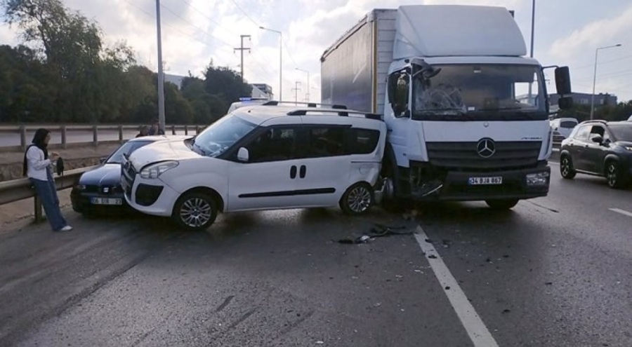 D-100'de 4 araç birbirine girdi: Yaralılar var