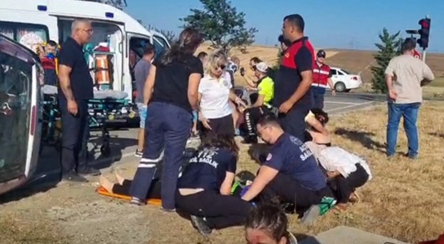 Minibüs ile otomobil çarpıştı! Çok sayıda yaralı