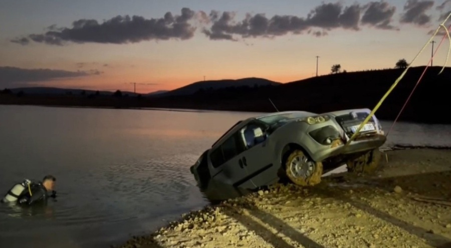 El freni çekilmeyen otomobil baraja düştü