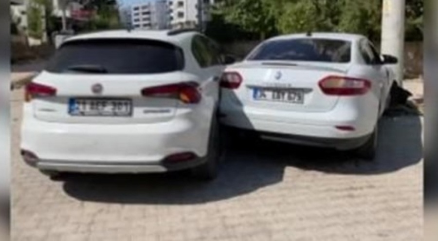 Otomobiller kafa kafaya çarpıştı: 3 yaralı