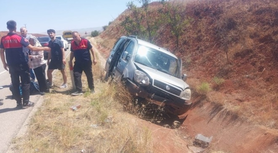Su kanalına devrilen hafif ticari araçtaki 2 kişi yaralandı