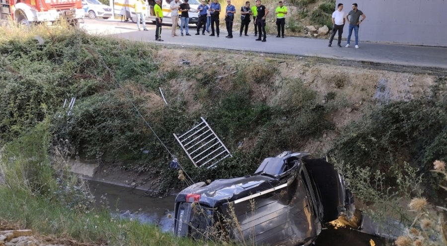 Korkuluklara çarpıp su kanalına düştü
