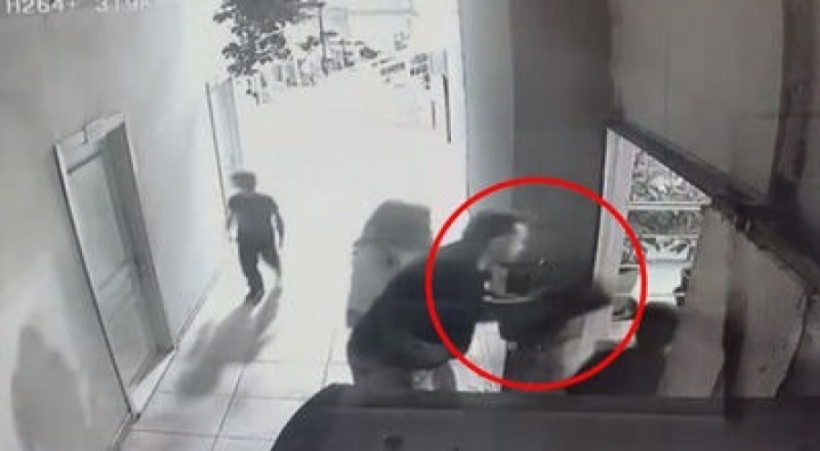 Kaybolan çocuğunu bulunca havaya kaldırıp, yere fırlattı