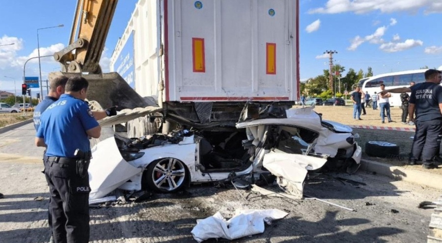 Otomobil tırın altına girdi