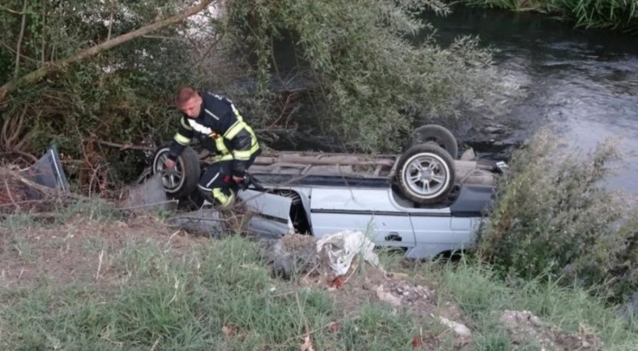 Otomobil çaya uçtu: İki yaralı