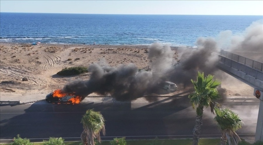 Seyir halindeki minibüs yandı