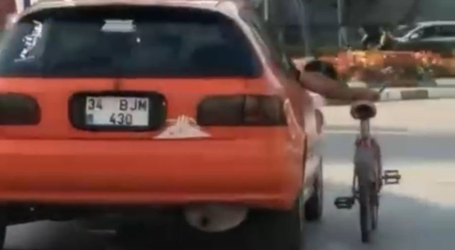Bursa'da trafiktekiler şaşkına döndü! Bisikleti aracına sığdıramayınca çözümü böyle buldu