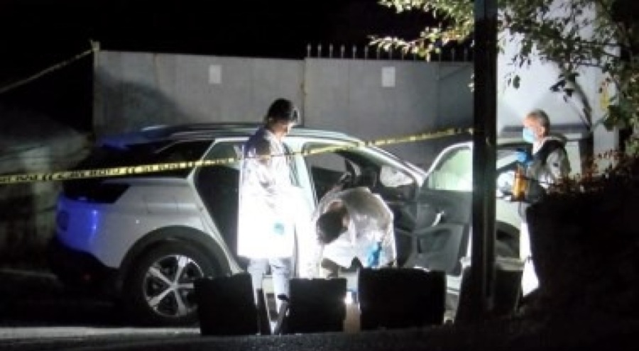 Direksiyon başındaki arkadaşını vurdu