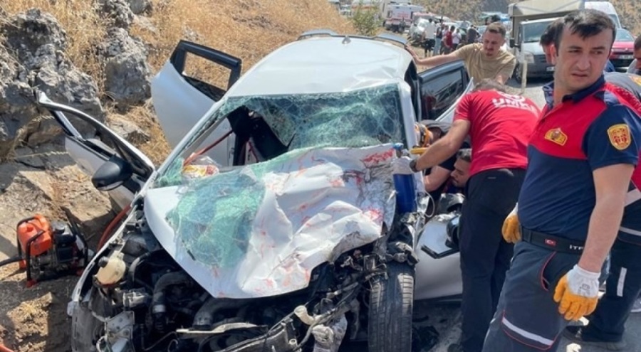 TIR ile kafa kafaya çarpıştı: 4 yaralı