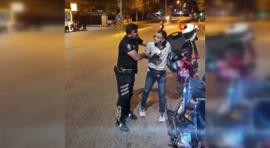 Trafik polisinden, motosiklet sürücüsüne "sesli" ders!