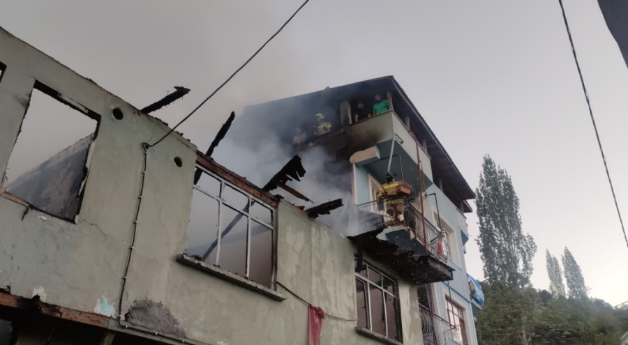 Bursa'da 2 katlı ev küle döndü