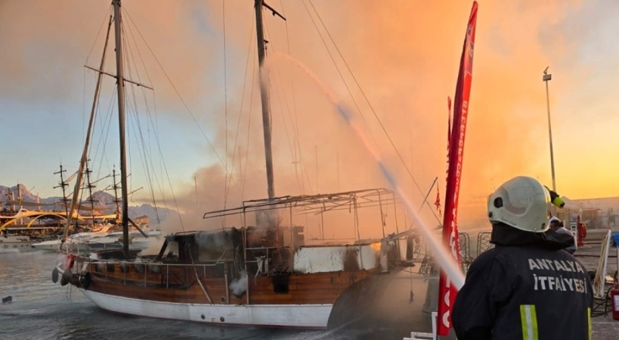 Gezi teknesi cayır cayır yandı!