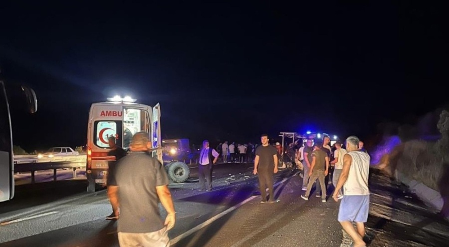 Otomobil traktöre çarptı! Ölü ve yaralılar var