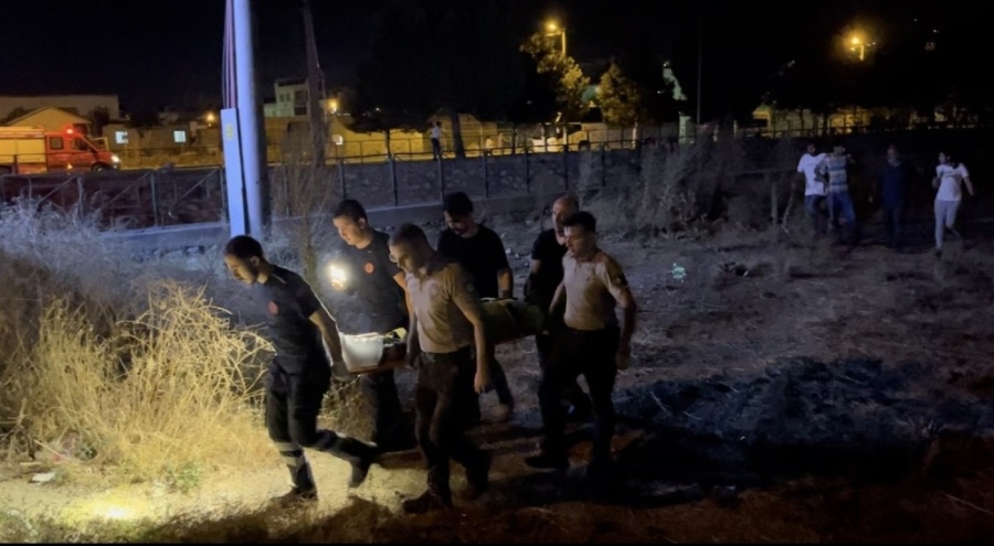 Bursa'da kediyi kurtarmak isterken düştüğü derede mahsur kaldı