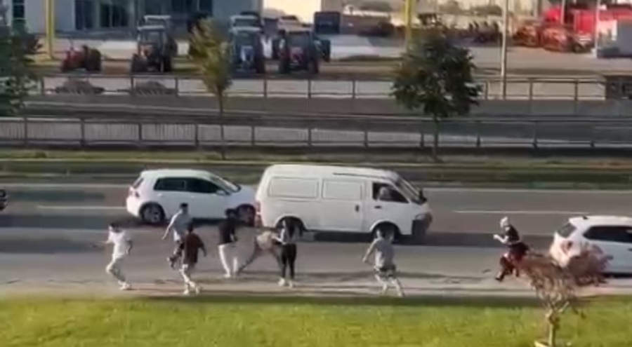 Bursa'da yol ortasında kavga! Birbirlerine acımasızca vurdular