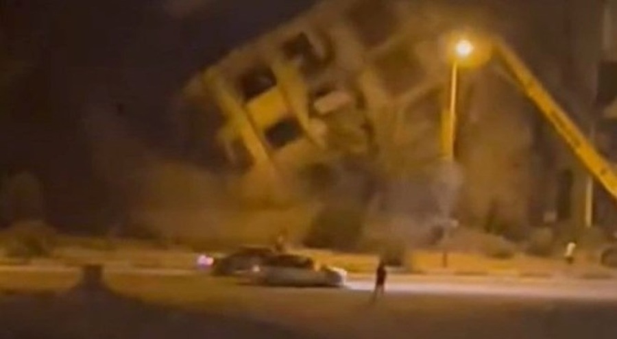 Araçlar geçerken korkutan yıkım