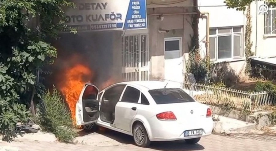 Park halindeki otomobil yandı