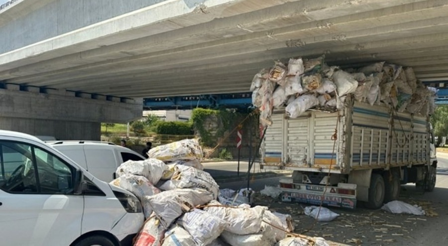 Odun yüklü kamyon köprü altında sıkıştı