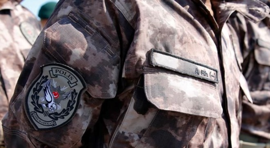 Özel harekat polisi yanlışlıkla kendini vurdu