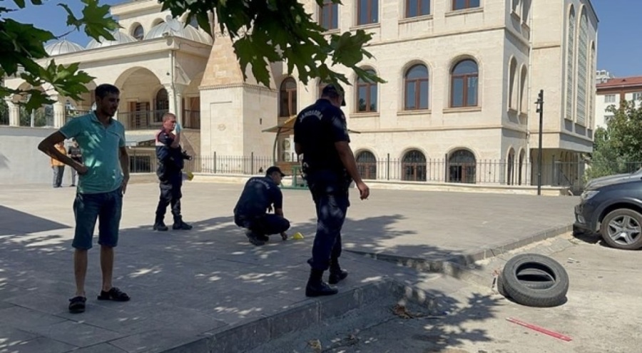 Camiye namaza giderken merminin hedefi oldu