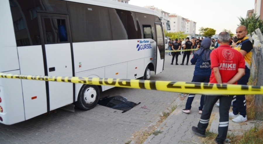 Anneanne ve 2 yaşındaki torunu minibüsün altında can verdi