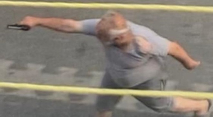 Oyun oynayan çocuğu darp edip, silahla etrafa ateş etti