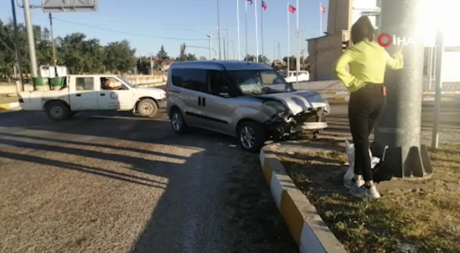 Hafif ticari araç ile cip çarpıştı