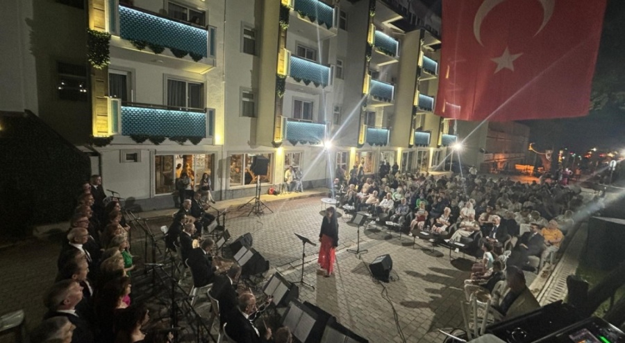 İnegöl Belediyesi Türk Müziği Korosu Oylat'ta konser verdi