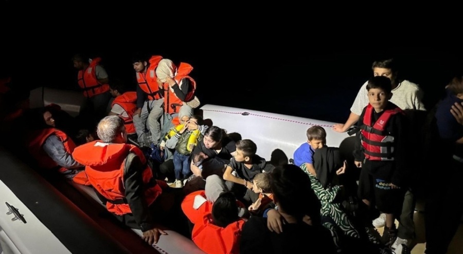 Ayvalık açıklarında 64 düzensiz göçmen kurtarıldı