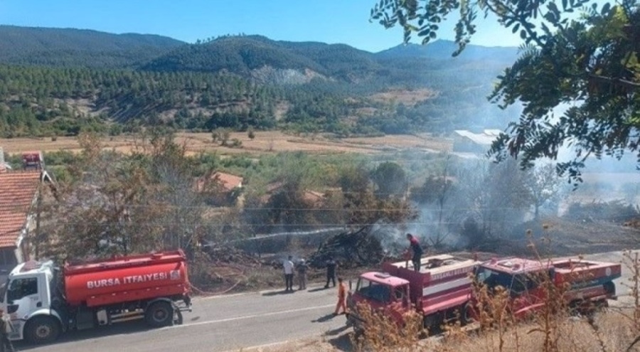 Yangında kullanılmayan 2 ev küle döndü