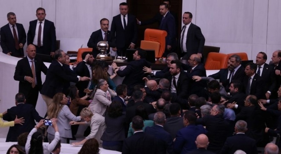 TBMM'de büyük kavga! Ahmet Şık ve Alpay Özalan'a kınama cezası