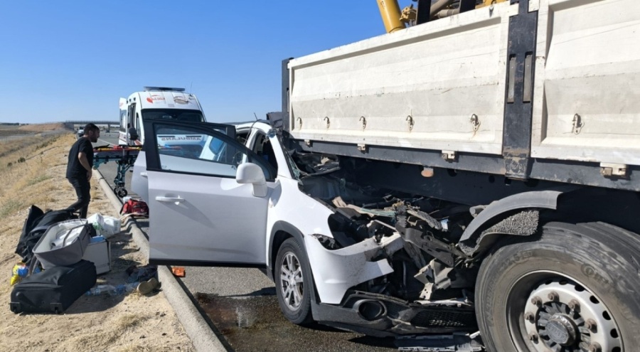 TIR'a arkadan çarpan cip sürücüsü can verdi