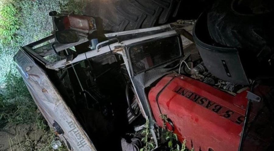 Bursa'da devrilen traktörün sürücüsünü kabin korudu
