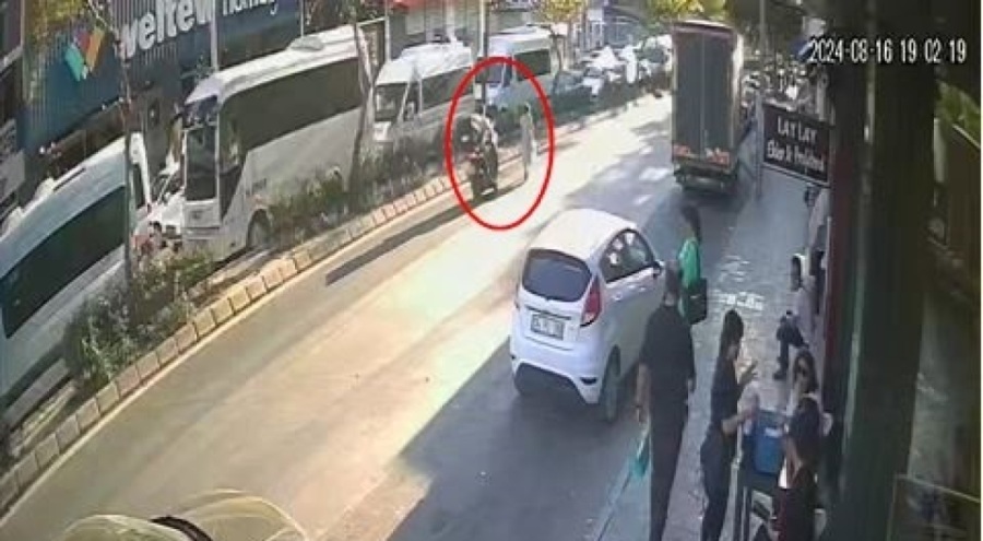 Motosikletli kurye kadına çarptı