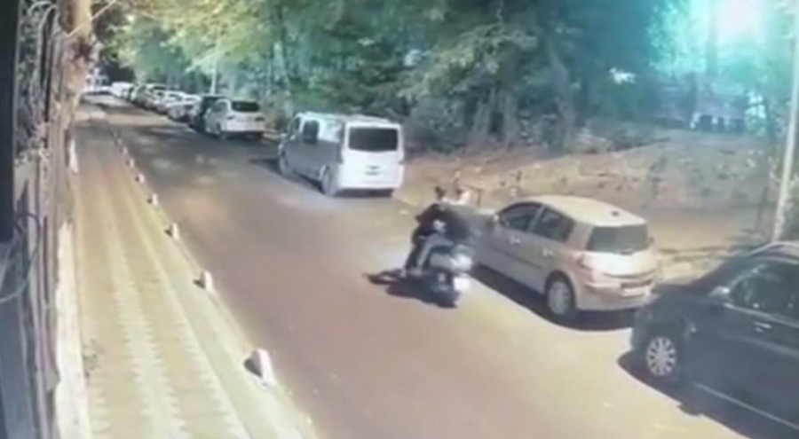 Park halindeki araçlara zarar verip kayıplara karıştı