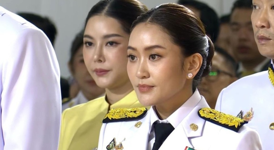 Tayland'ın en genç Başbakanı Shinawatra göreve başladı