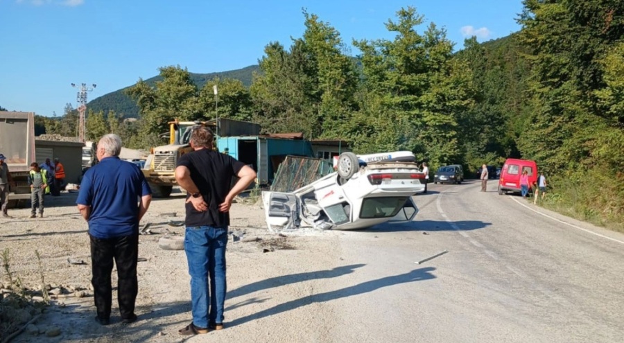 Otomobil, kamyona çarpıp takla attı: 2 yaralı