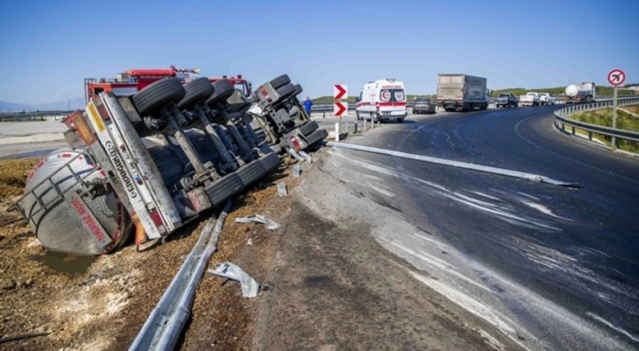 Virajı alamayan TIR devrildi: 1 ölü