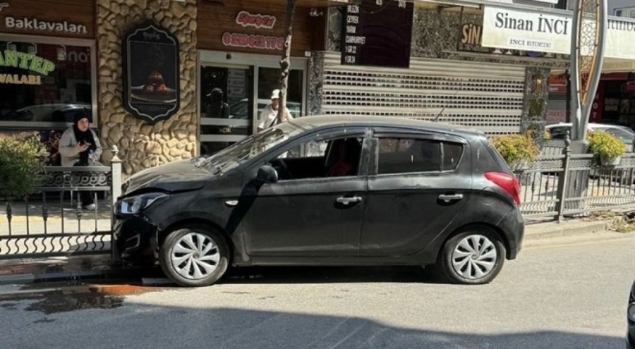 Kontrolden çıkan otomobil demir parmaklıklara çarptı