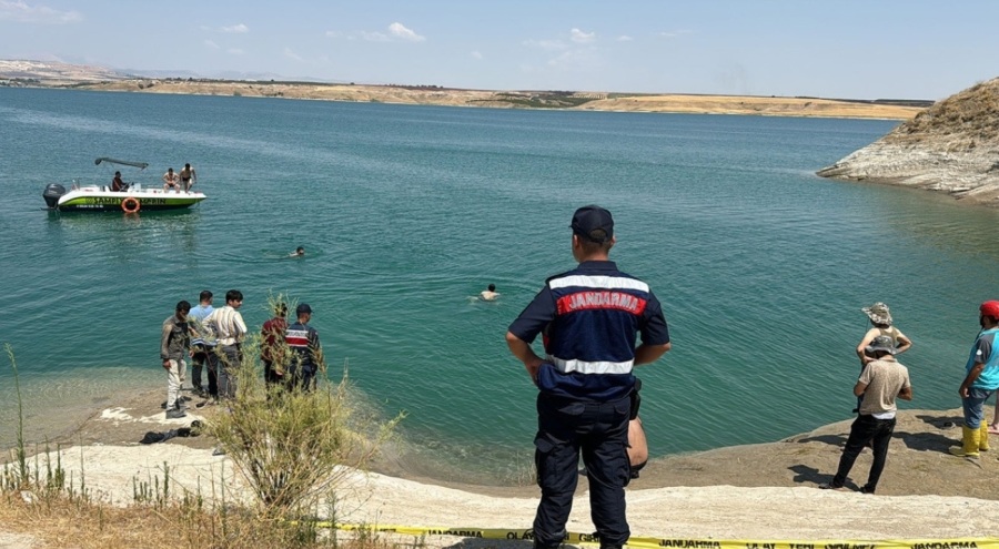 Baraj gölüne giren 2 kardeşten biri boğuldu
