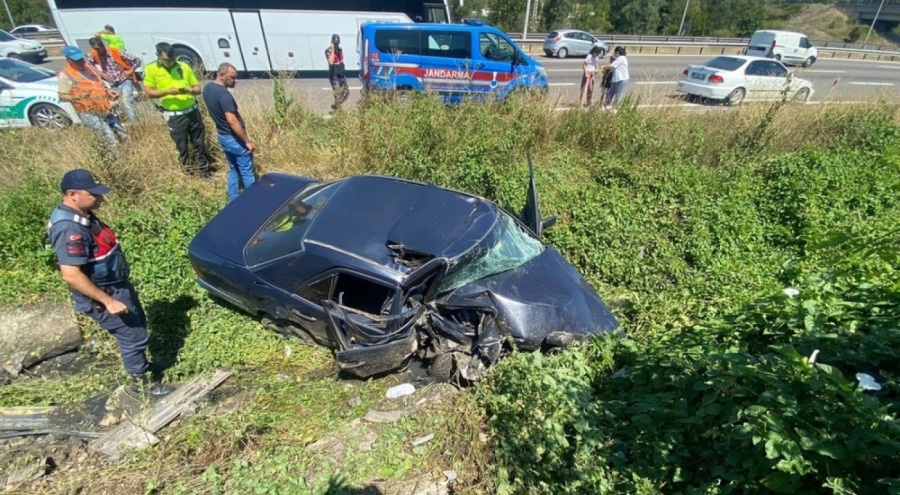 TEM Otoyolu'nda otomobil devrildi: Evli çifti kaza ayırdı