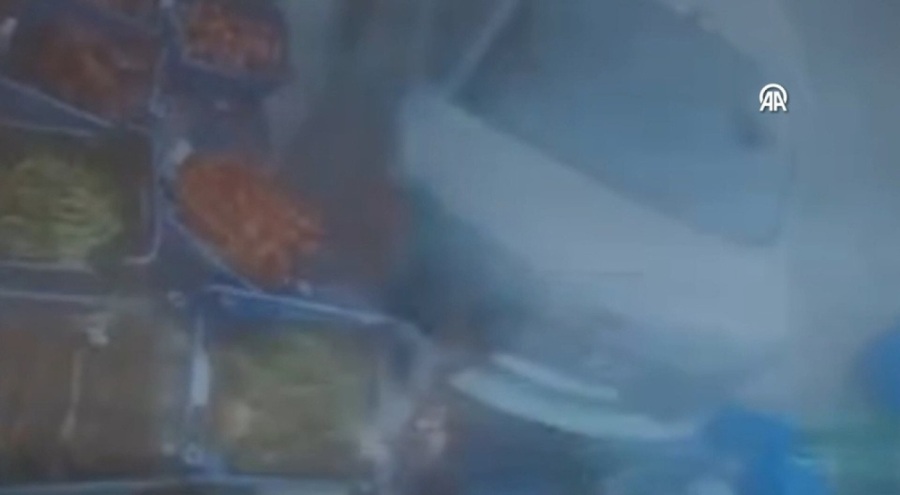 Geri manevra yapan otomobil manav reyonuna daldı