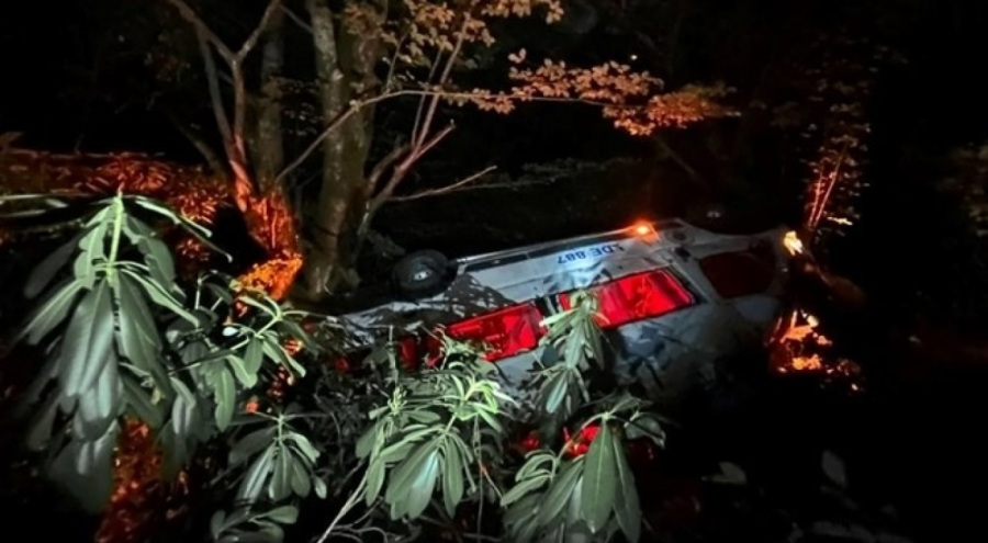 Minibüs uçuruma devrildi: Yaralılar var