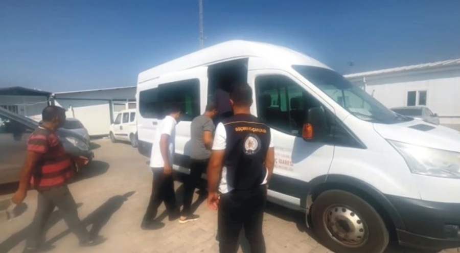 Yolcu otobüsünden 13 kaçak göçmen çıktı