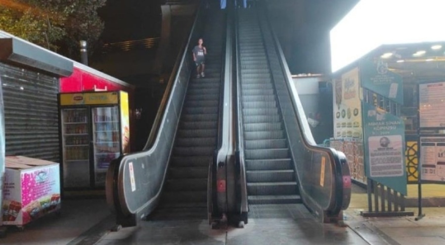 Yürüyen merdivenden metrelerce yüksekten kafenin çatısına düştü!