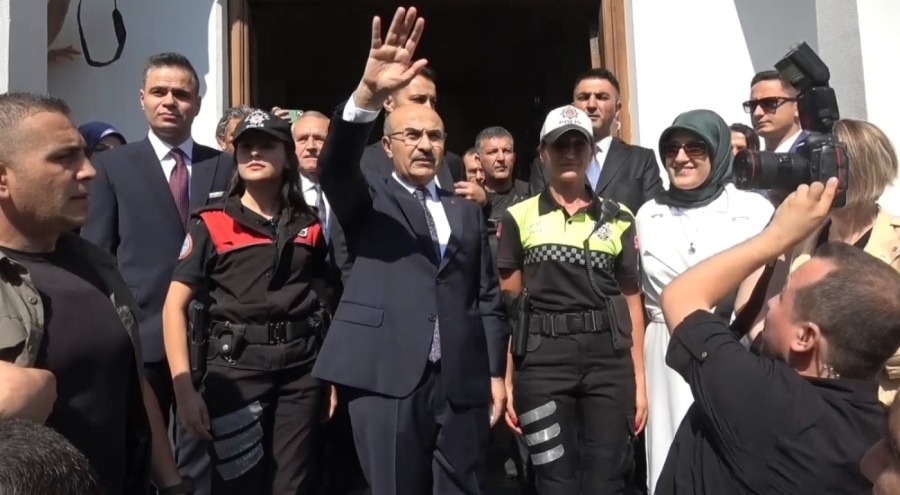 Bursa Valiliğinden Emniyet Genel Müdürlüğüne atanan Vali Demirtaş yüzlerce kişiyle uğurlandı