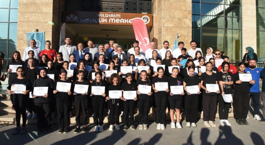 Yıldırım Gençlik Merkezi'nde sertifikalar dağıtıldı