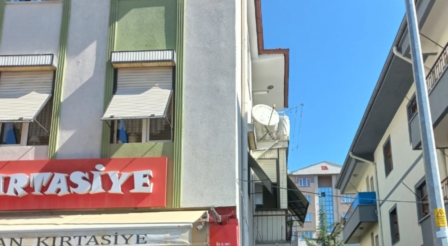 Para vermeyen annesinin oturduğu binayı ateşe verdi