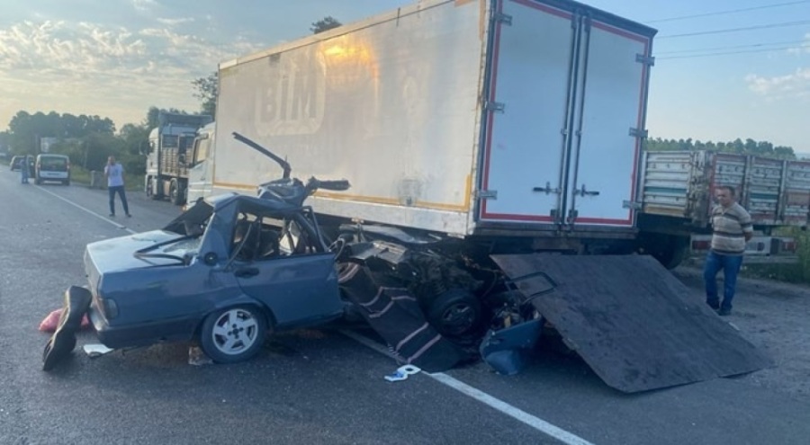 Otomobil kamyonete arkadan çarptı! Ölü ve yaralılar var