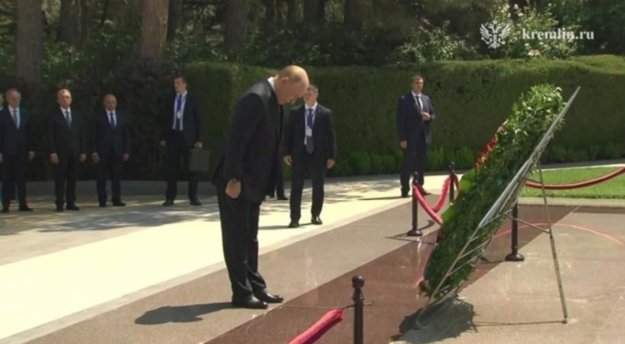 Putin, Haydar Aliyev'in mezarını ziyaret etti